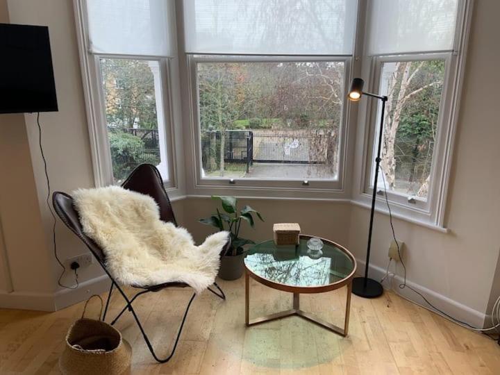 Lovely Spacious 1-Bedroom Flat In Tufnell Park Close To Central ลอนดอน ภายนอก รูปภาพ
